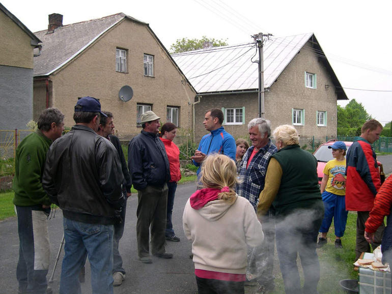 2014- stavění a kácení máje 1